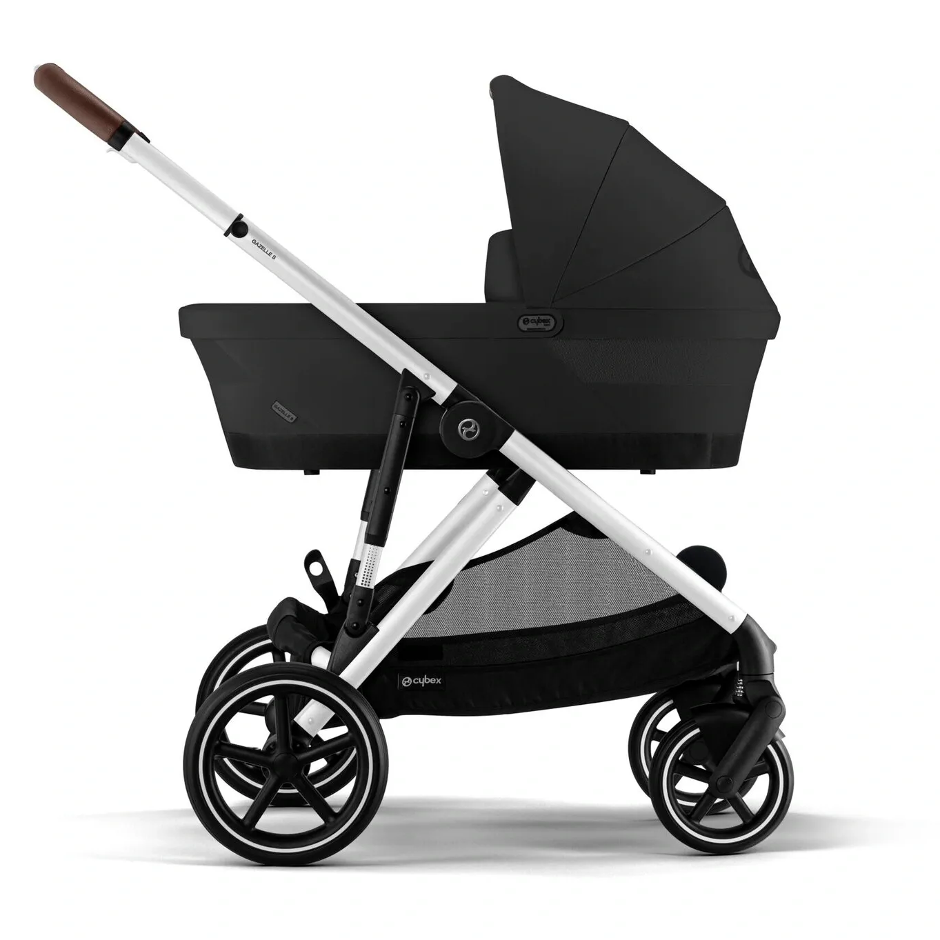 Люлька Cybex Cot S чёрного цвета, установленная на серебристое шасси Gazelle S