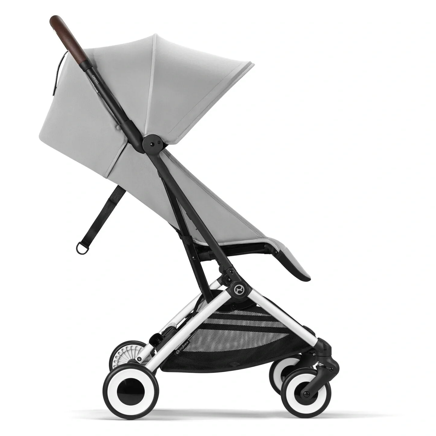 Cybex Orfeo светло-серого цвета в профиль, серебристое шасси и коричневая кожаная ручка
