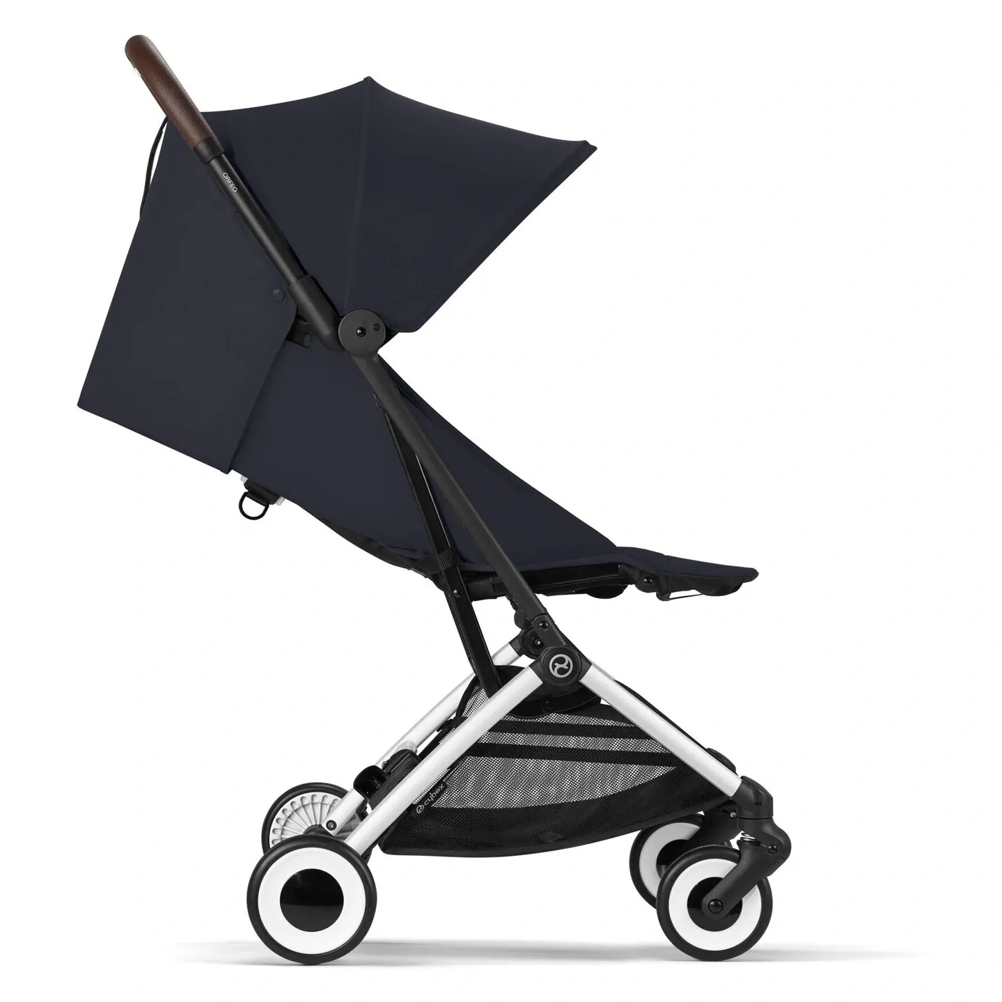Cybex Orfeo тёмно-синего цвета в профиль, серебристое шасси и коричневая кожаная ручка