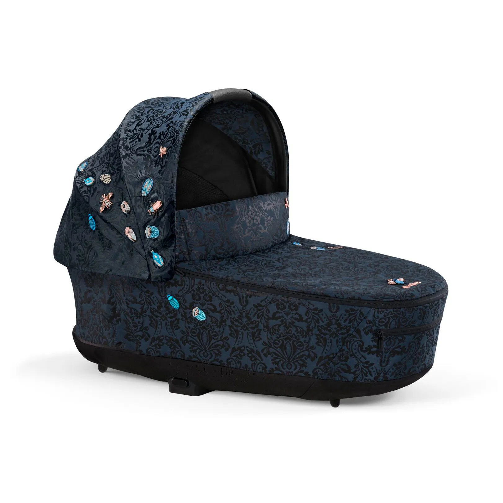 Люлька Cybex Priam Lux в отделке Jewels of Nature: тёмно-синий жаккард с вышитыми жуками и пчёлами, капюшон поднят