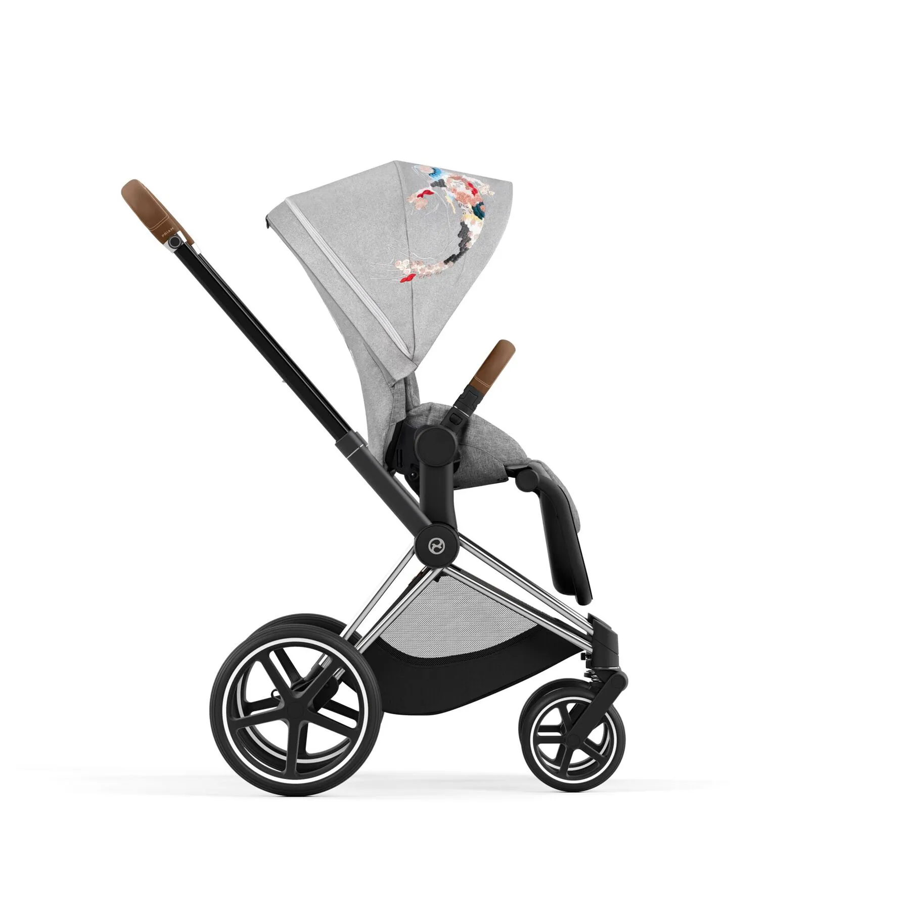 Cybex Priam в отделке Koi: серый меланж с вышитым карпом кои на капюшоне, хромированное шасси с коричневой кожаной ручкой